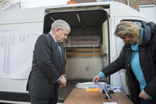 910715 Afbeelding van burgemeester Jan van Zanen tijdens de Gemeenteraadsverkiezingen van Utrecht van 2018.